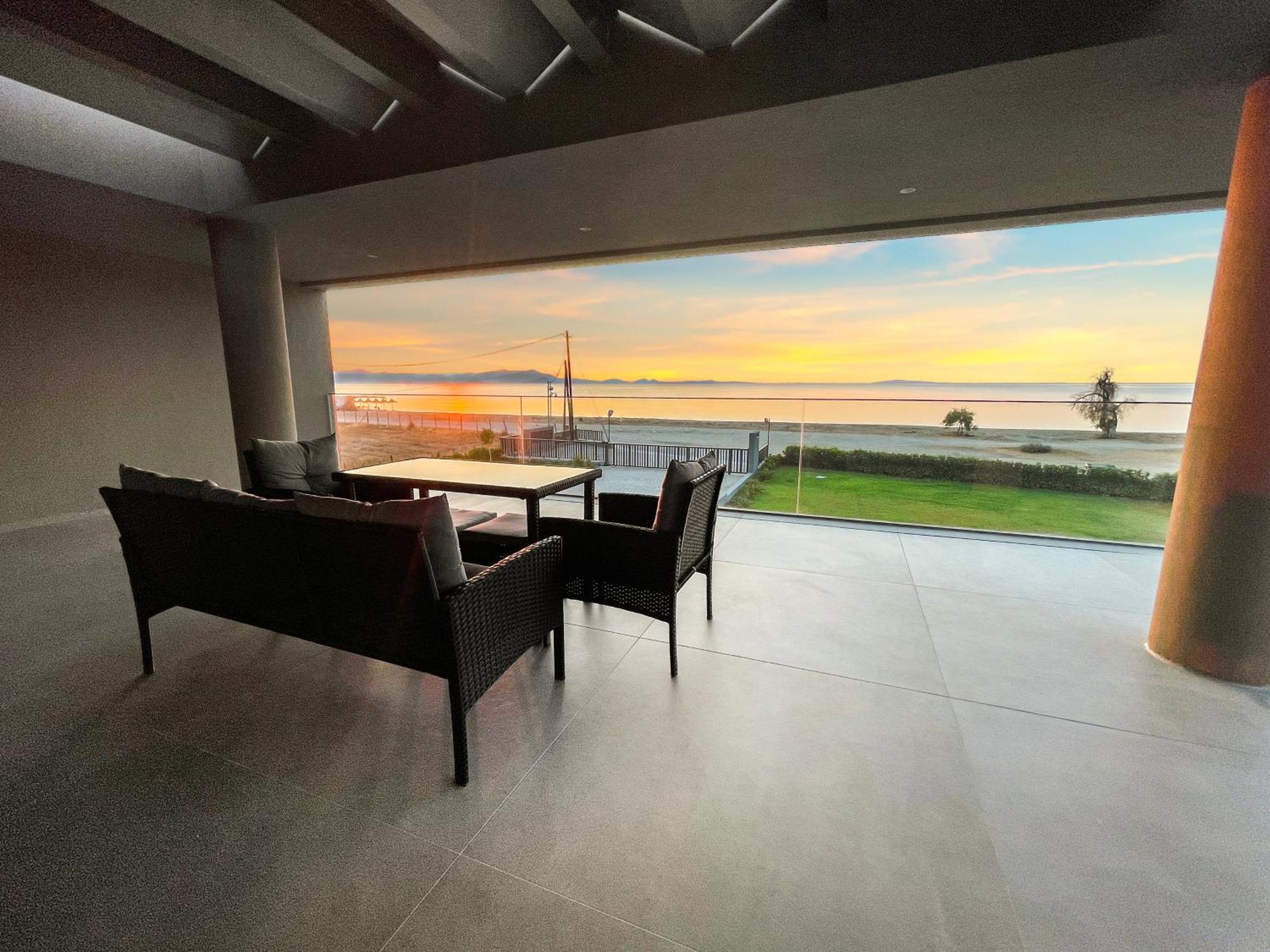 Sun And Sea In Apartment